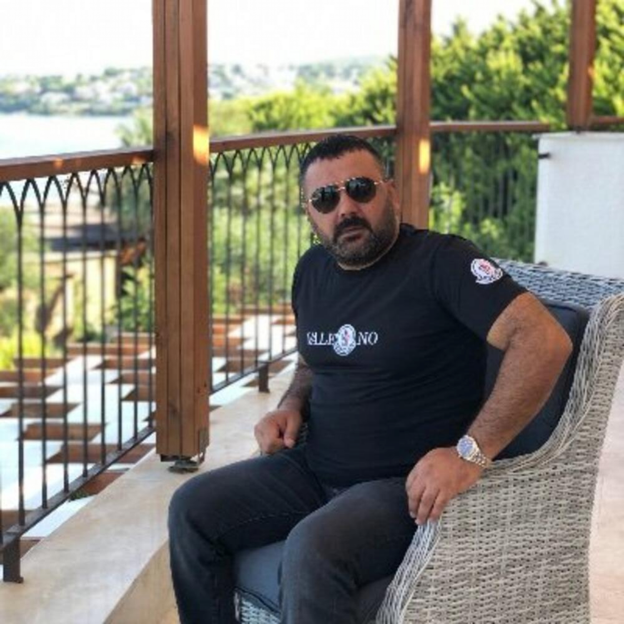 PRLJAVA ZNAČKA Ovo je stražar koji je ubici Vukotića prodavao telefone u zatvoru za 300 evra!