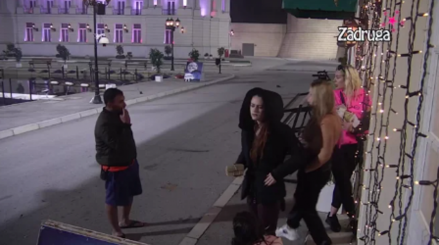 VEPRU JEDAN DEBELI Anđela iz vedra neba pljunula pa napala Pecu Lazića, pljušte uvrede sa svih strana