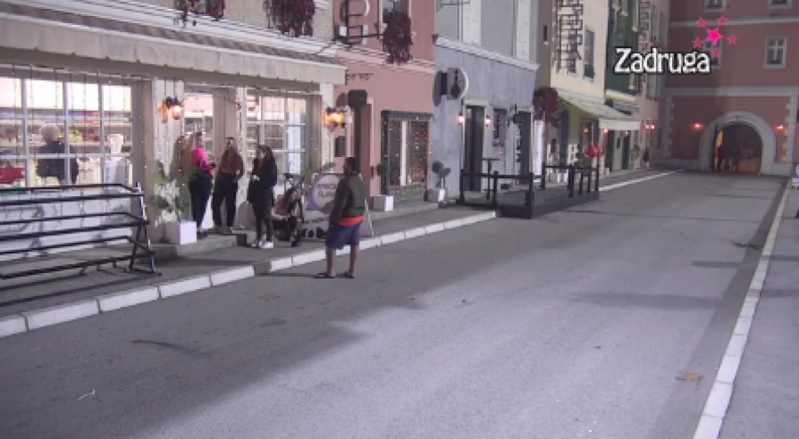 VEPRU JEDAN DEBELI Anđela iz vedra neba pljunula pa napala Pecu Lazića, pljušte uvrede sa svih strana