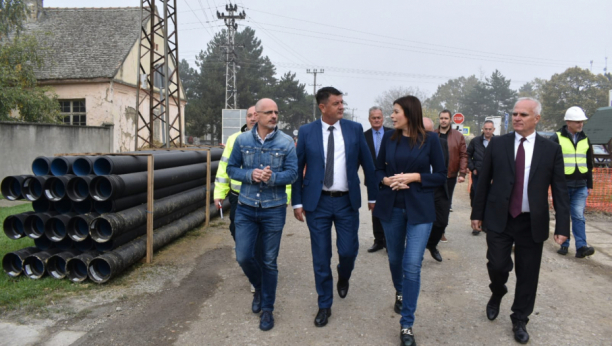 REŠAVAMO PROBLEME GRAĐANA Ministarka Vujović obišla radove na izgradnji kanalizacione mreže u opštini Pećinci (FOTO)
