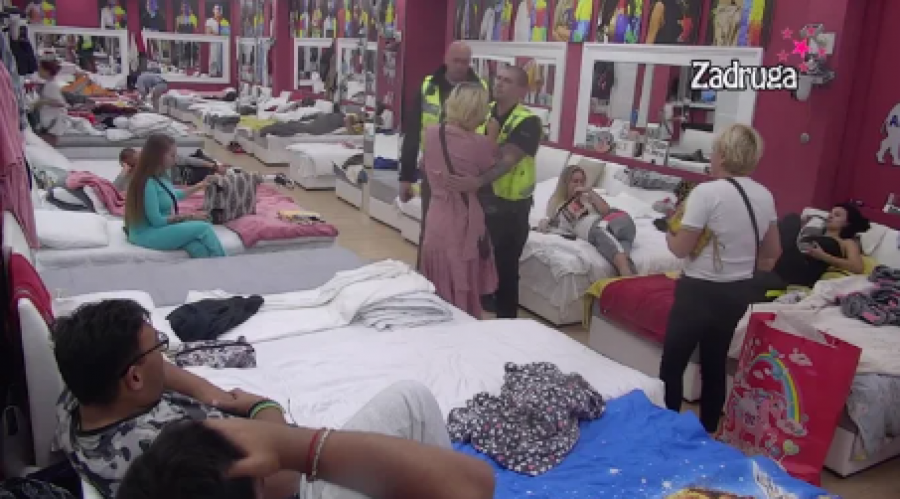 HAOS U SPAVAĆOJ SOBI Sandra Bakša i Anđela Ilić imale žestok okršaj, obezbeđenje odmah uleteo (VIDEO)