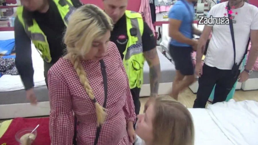 HAOS U SPAVAĆOJ SOBI Sandra Bakša i Anđela Ilić imale žestok okršaj, obezbeđenje odmah uleteo (VIDEO)