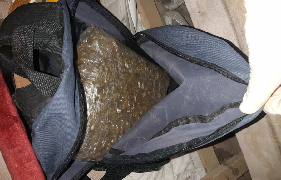 UHAPŠENI NOVOSADSKI DILERI Zaplenjeno im skoro tri kolagrama droge, a klijent im bila i tinejdžerka!
