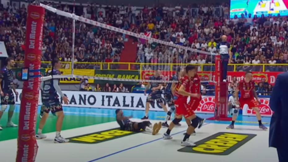 JEZIVE SCENE, KAKO JE PUKLO Odbojkaš udario glavu i ostao bez svesti (UZNEMIRUJUĆI VIDEO)