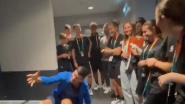 URNEBESNO Nole se ludo zabavlja: Igrao drugi sport, pa završio na podu i napravio haos (VIDEO)