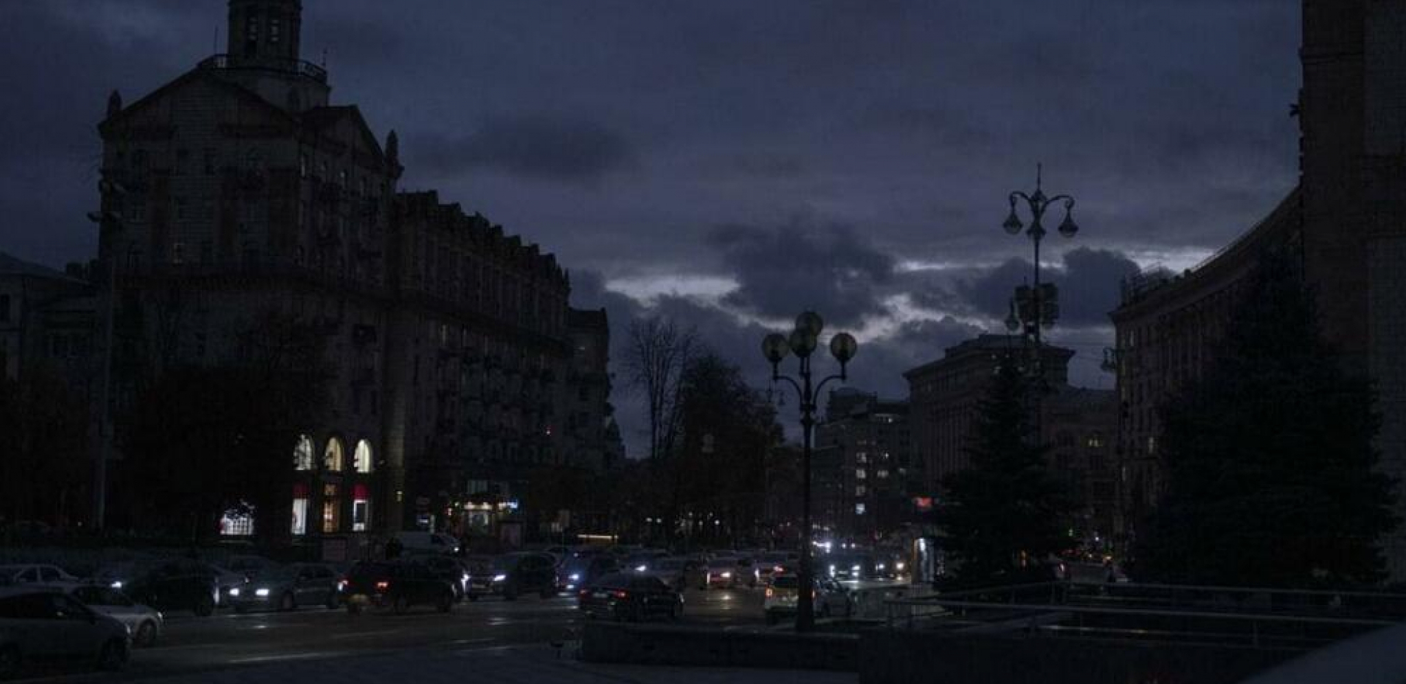 SABLASNO! Evo kako izgleda "blekaut!" U gradu mrkli mrak, struja samo uz generatore! (FOTO)