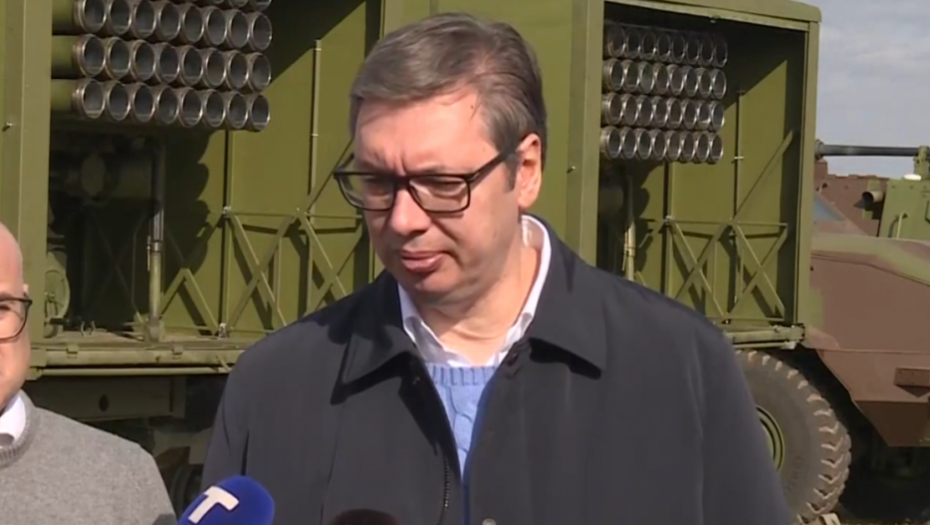 VRHOVNI KOMANDANT NA PASULJANSKIM LIVADAMA Vučić: Zašto napadate svoju zemlju i vojsku? (FOTO/VIDEO)