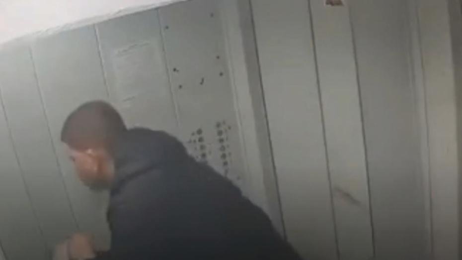 ŠOK POSTUPAK DOSTAVLJAČA HRANE Nije znao da je u liftu kamera, snimak zgrozio sve! (VIDEO)