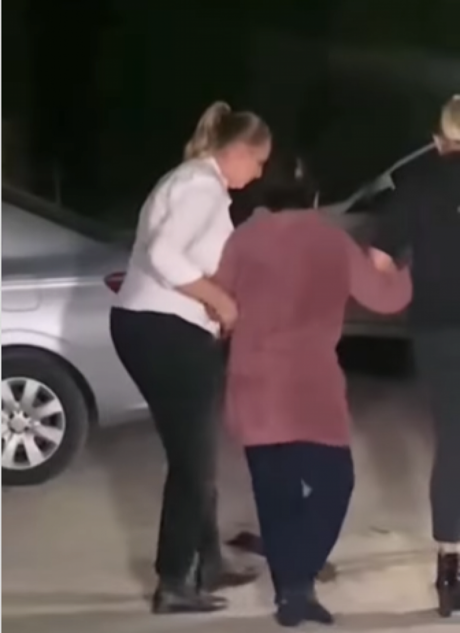 OSRAMOĆENE I POGNUTIH GLAVA Pogledajte kako policija hapsi medicinske sestre koje su tukle baku u staračkom domu! (VIDEO)