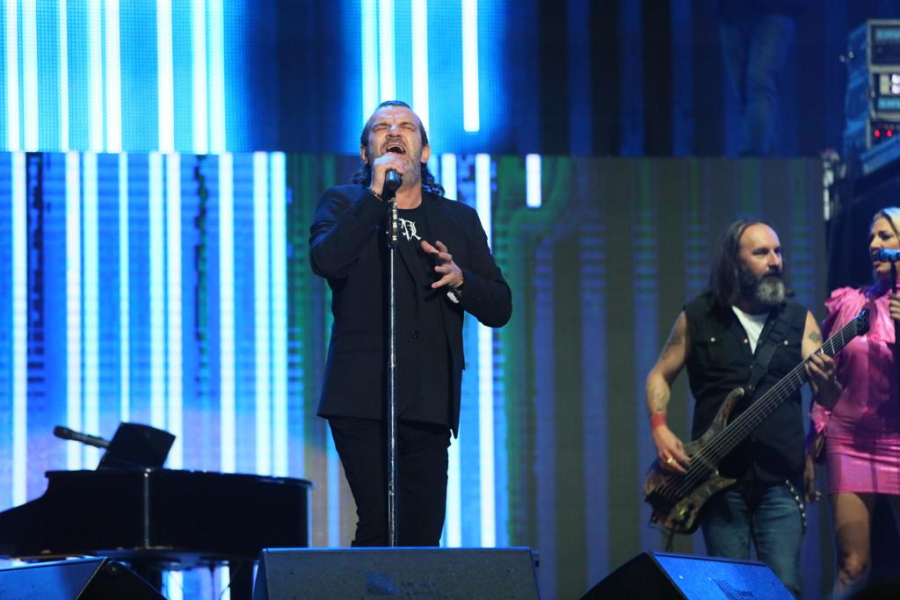 SEO ZA KLAVIR Aca Lukas zapevao hit, digao Arenu na noge (FOTO/VIDEO)