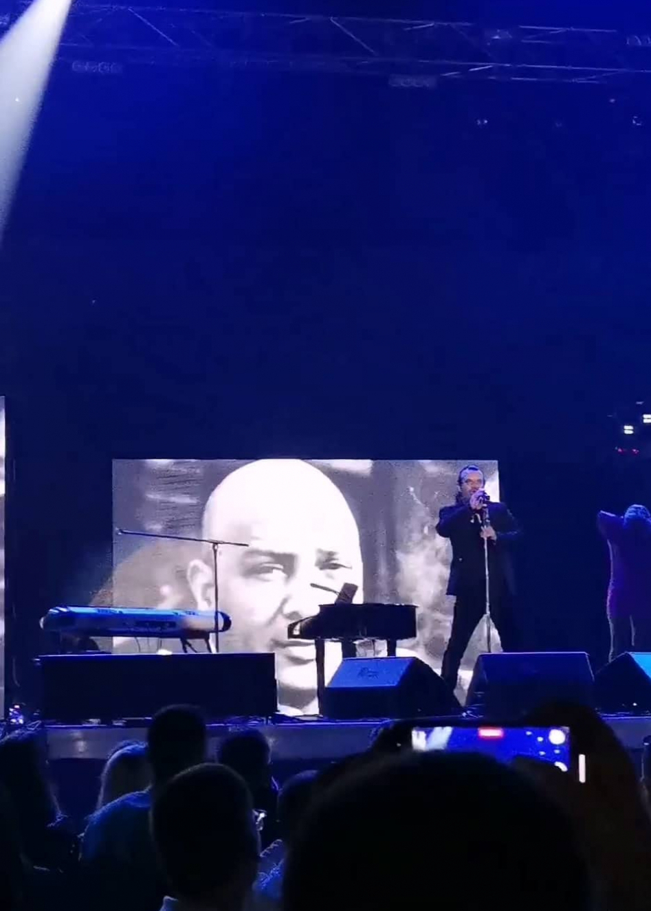 PUBLIKA U TRANSU Lukas počeo koncert u Areni i odao počast Džeju!(VIDEO)