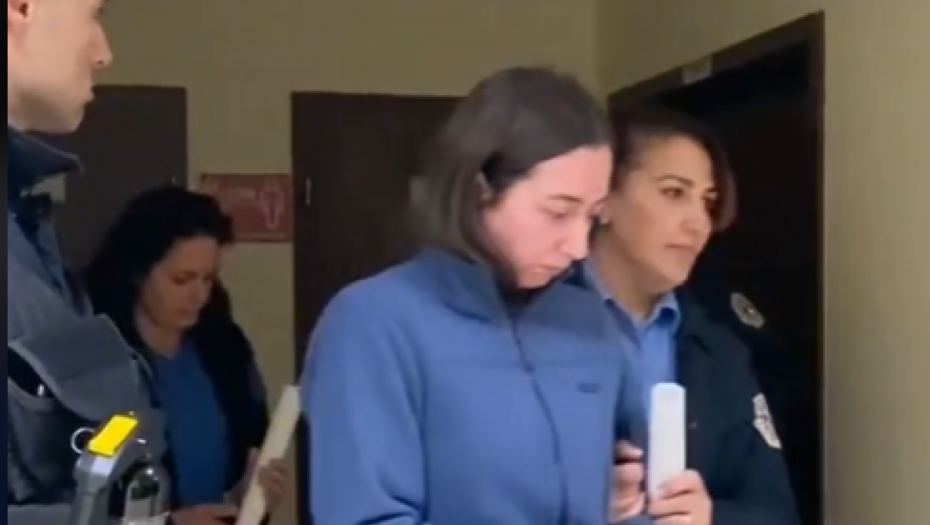 OSRAMOĆENE I POGNUTIH GLAVA Pogledajte kako policija hapsi medicinske sestre koje su tukle baku u staračkom domu! (VIDEO)