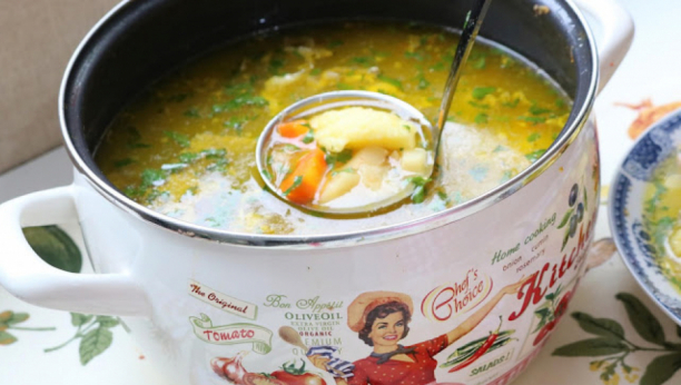 ONA JE NA STOLU SVAKE PRAVE DOMAĆICE Baka Jela otkriva kako napraviti pileću supu sa knedlama