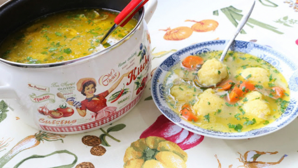 ONA JE NA STOLU SVAKE PRAVE DOMAĆICE Baka Jela otkriva kako napraviti pileću supu sa knedlama