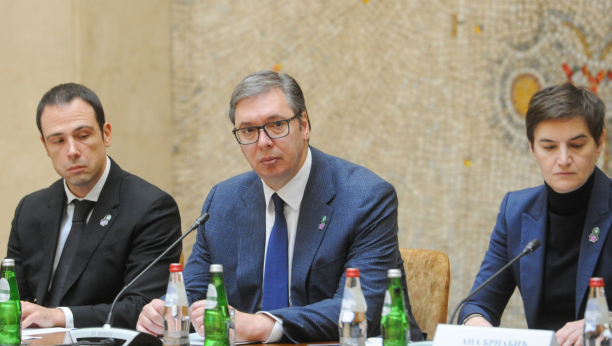 ZAVRŠENA HITNA SEDNICA VLADE Prisustvovao predsednik Vučić, Glavna tema: Kosovo i Metohija (FOTO)