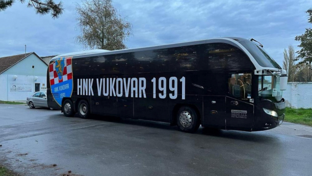 SKANDALČINA U VUKOVARU Hrvatski fudbalski klub promovisao autobus sa ratnim motivima (FOTO)