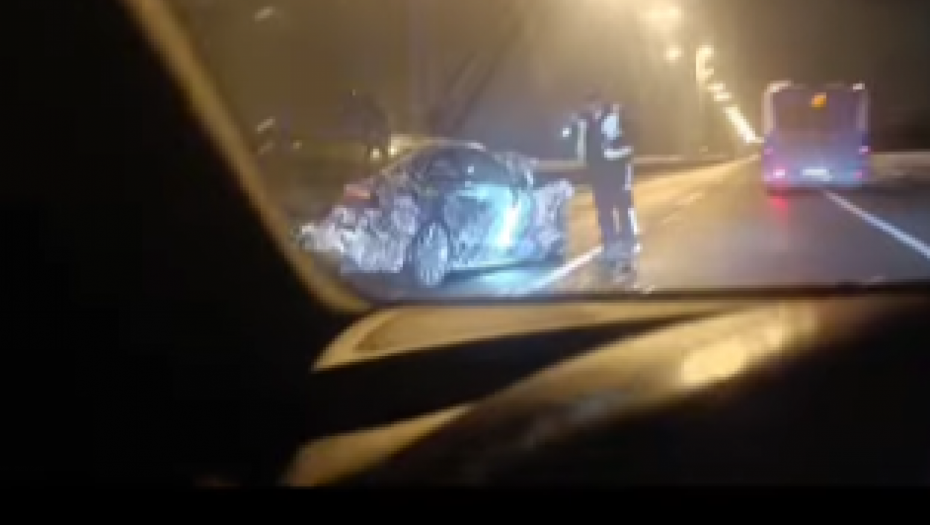 SAOBRAĆAJNA NESREĆA U NOVOM SADU Smrskano vozilo na Mostu slobode (VIDEO)