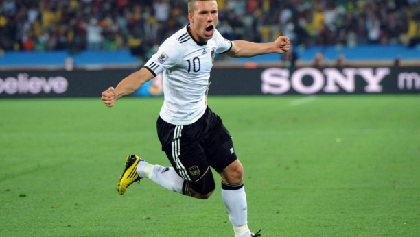 NEMA NAMERU DA STANE Podolski potpisao novi ugovor