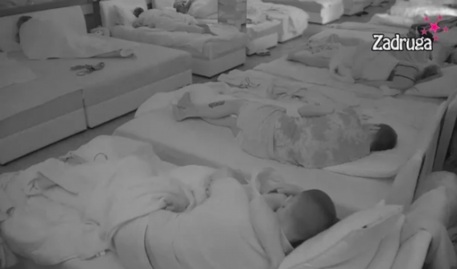 POPUSTILE KOČNICE Sanja i Marko prešli na viši nivo, razmenjivali nežnosti u krevetu (FOTO)