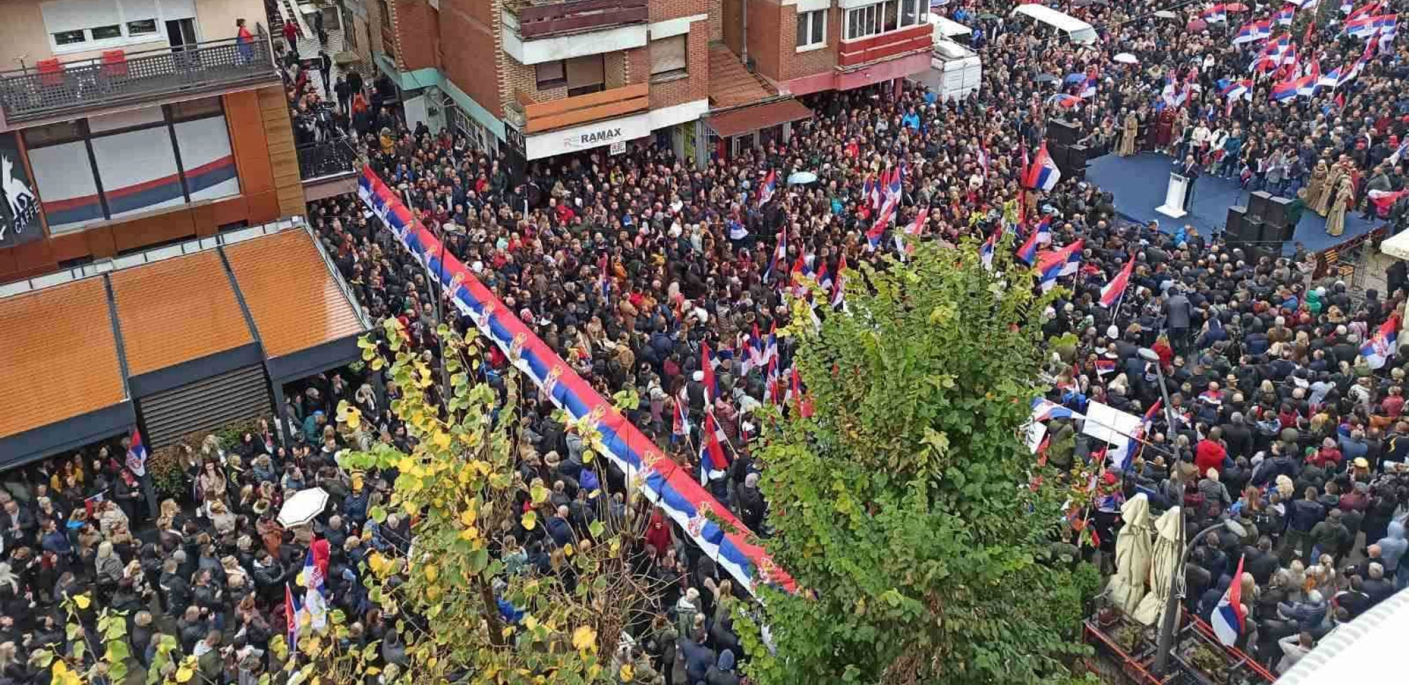 NAJVEĆI SKUP IKADA NA KiM Na narodnom protestu u Kosovskoj Mitrovici više od 10.000 ljudi (FOTO)