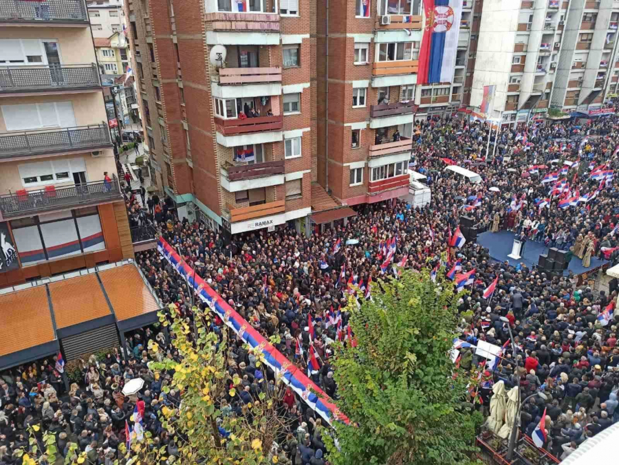 NAJVEĆI SKUP IKADA NA KiM Na narodnom protestu u Kosovskoj Mitrovici više od 10.000 ljudi (FOTO)