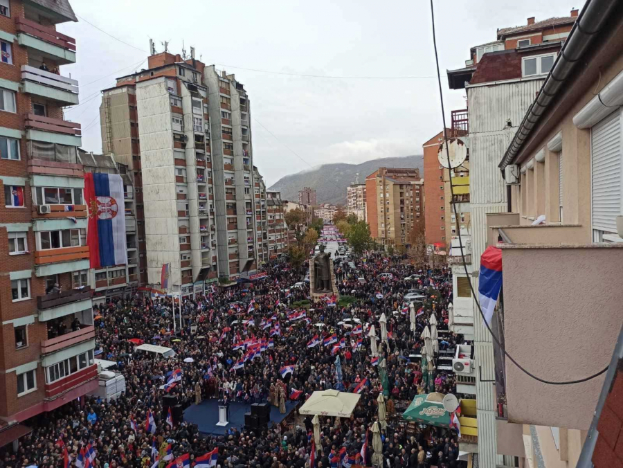 NAJVEĆI SKUP IKADA NA KiM Na narodnom protestu u Kosovskoj Mitrovici više od 10.000 ljudi (FOTO)