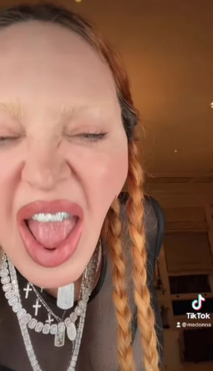 MADONA IZGUBILA RAZUM? Fanovi zgroženi ponašanjem slavne pevačice