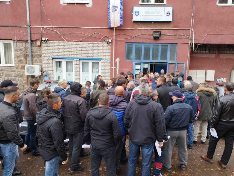 U RUKAMA NOSILI PAPIRE NA ĆIRILICI Oko 300 srpskih policajaca, komandira i rukovodioca sa severa KiM podneli ostavke (FOTO)
