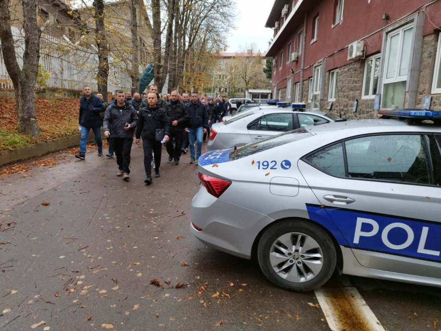 U RUKAMA NOSILI PAPIRE NA ĆIRILICI Oko 300 srpskih policajaca, komandira i rukovodioca sa severa KiM podneli ostavke (FOTO)