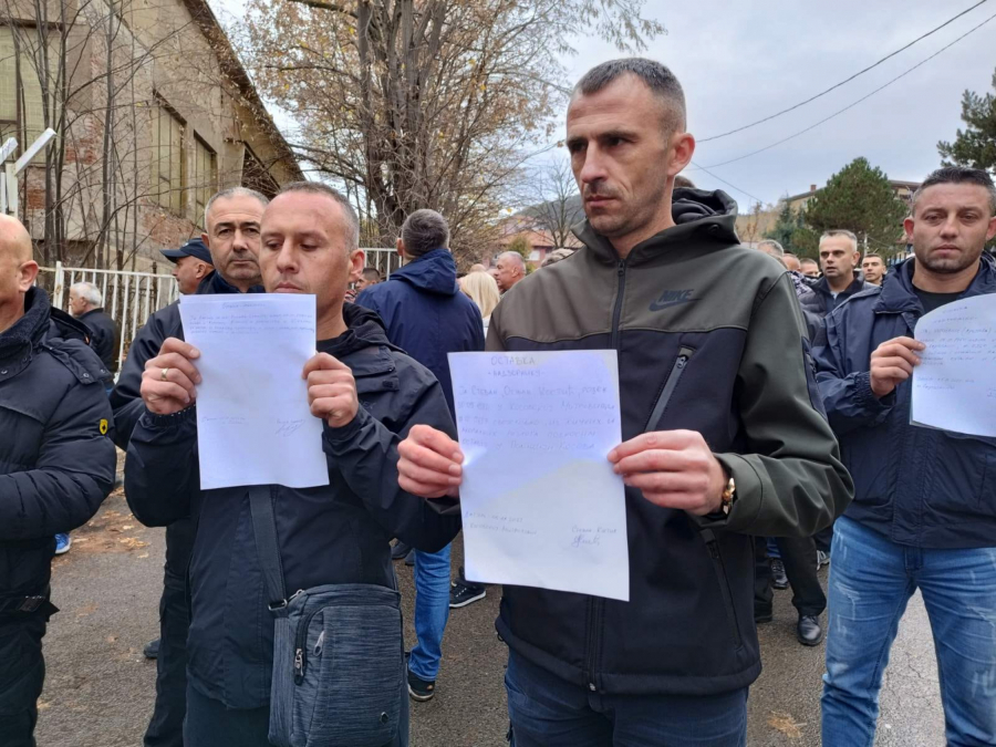 U RUKAMA NOSILI PAPIRE NA ĆIRILICI Oko 300 srpskih policajaca, komandira i rukovodioca sa severa KiM podneli ostavke (FOTO)