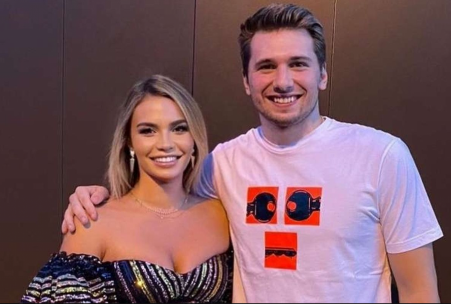 DONČIĆ NA KONCERTU LEPE BRENE Košarkaš se veseli uz hitove folk dive, društvo mu pravila devojka