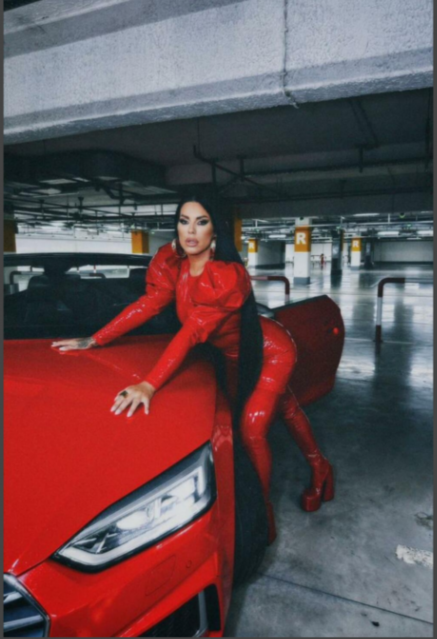 GLAVNA TEMA TVITERA Seka pozirala u crvenoj kombinaciji, komentari pljušte (FOTO)