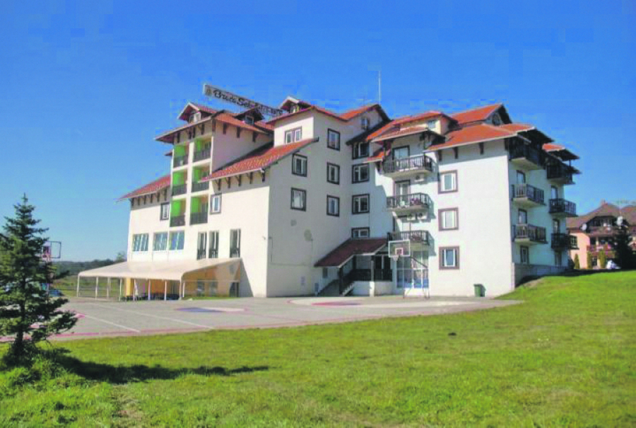 OSMACI IZ BEOGRADA JEDVA PREŽIVELI MATURSKU EKSKURZIJU Više od 20 dece otrovalo se piletinom na Zlatiboru