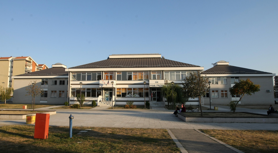 OSMACI IZ BEOGRADA JEDVA PREŽIVELI MATURSKU EKSKURZIJU Više od 20 dece otrovalo se piletinom na Zlatiboru