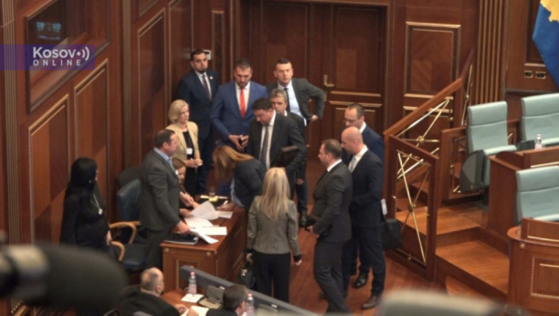 SRBI NE MOGU VIŠE DA TRPE! Poslanici Srpske liste vratili mandate Skupštini tzv Kosova