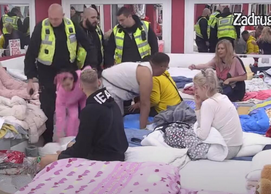 REAGOVALO OBEZBEĐENJE Golubovićka žestoko napala Anitu, pokušali da ih razdvoje, uvrede samo pljušte (FOTO)