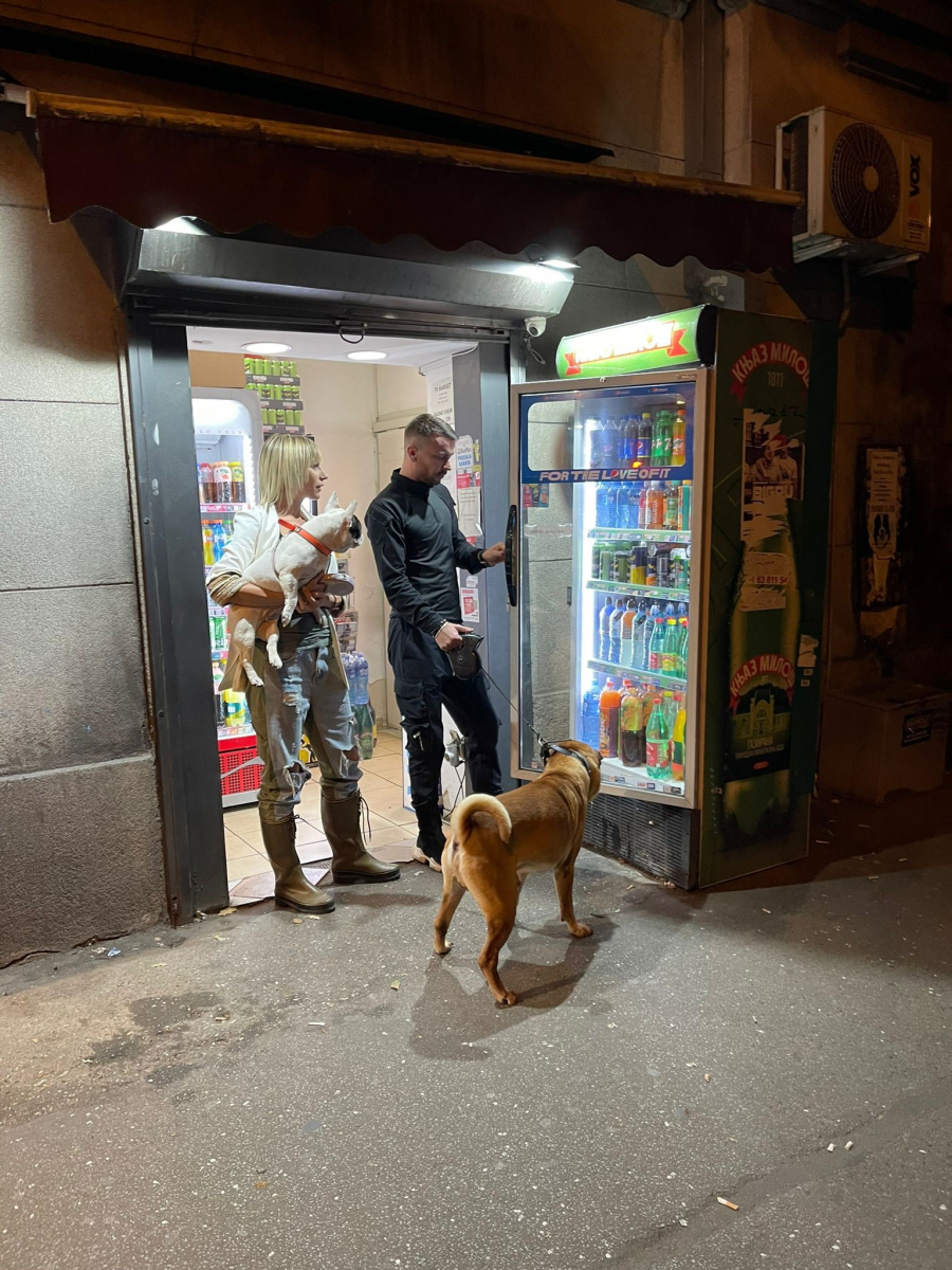 ALO! PAPARACO Peđa i Jelena noću šetaju pse (FOTO)