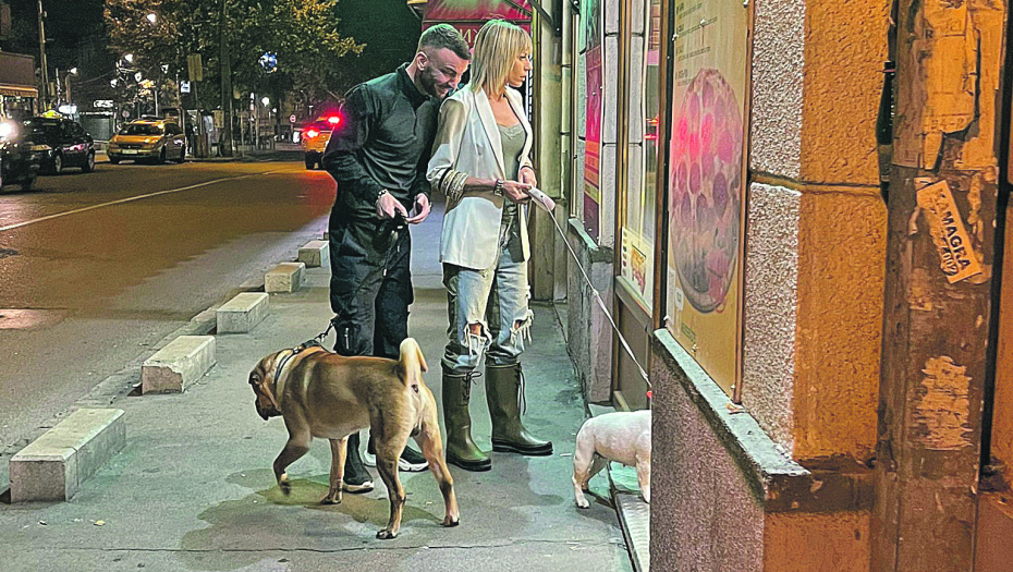 ALO! PAPARACO Peđa i Jelena noću šetaju pse (FOTO)