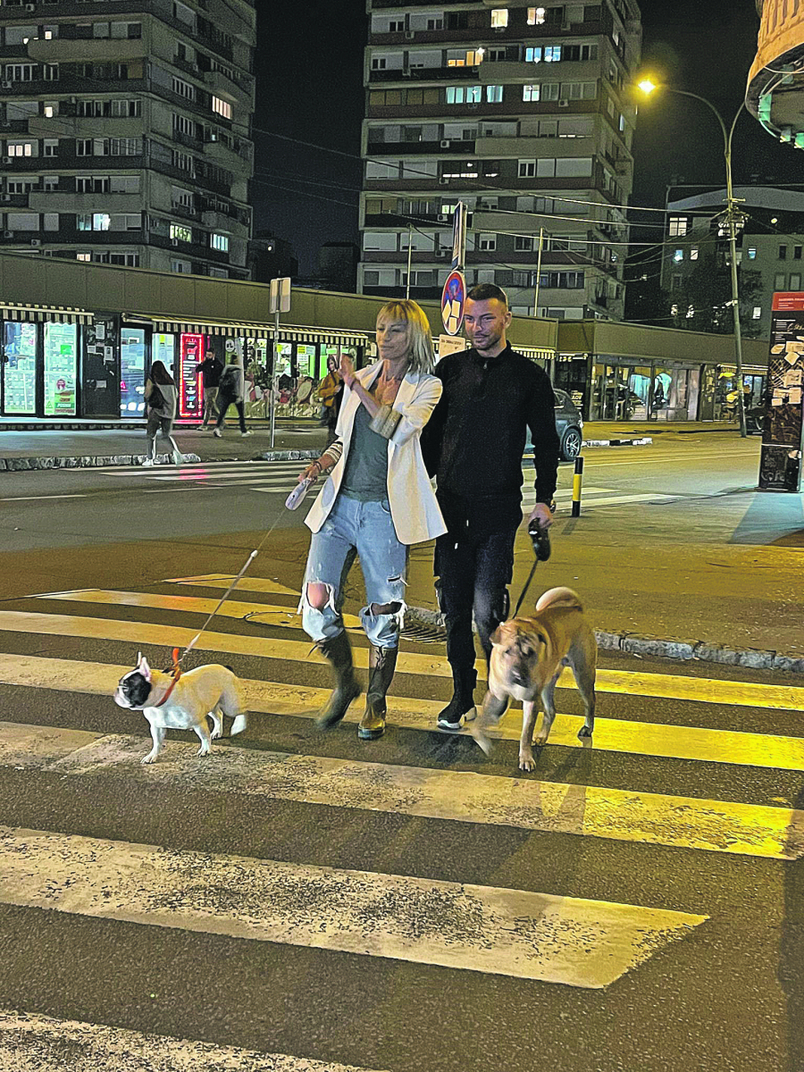ALO! PAPARACO Peđa i Jelena noću šetaju pse (FOTO)