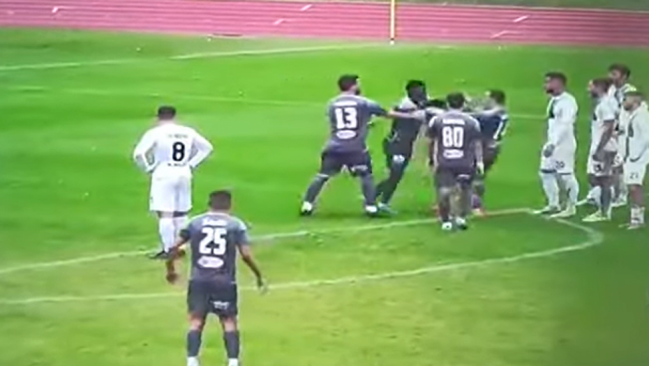HAOS U CRNOJ GORI Saigrači se međusobno potukli oko izvođenja penala (VIDEO)