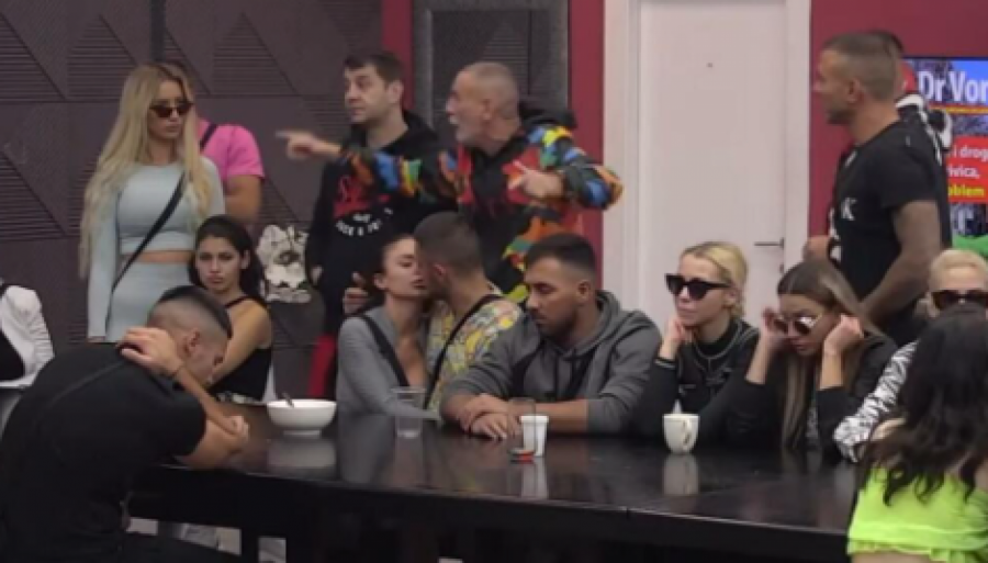 OBRATILA SE JAVNO DEJANU Šire se priče da je Aleks ludo zaljubljena u Zvezdana, ona odmah ustala i poručila ovo