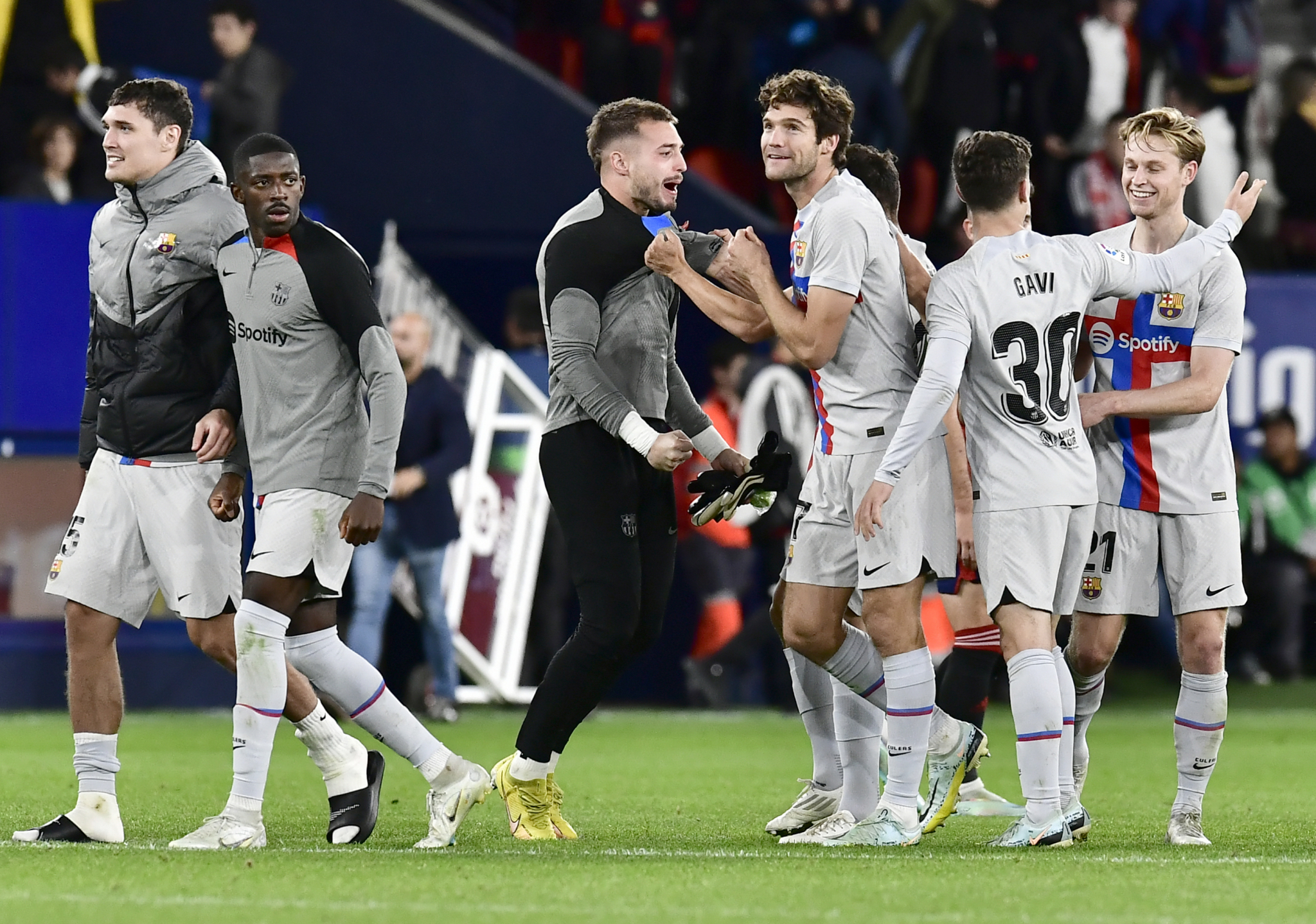 BARSA MOŽE I SA DESETORICOM Levandovski pocrveneo posle pola sata, Rafinja u 85. odveo Katalonce na 