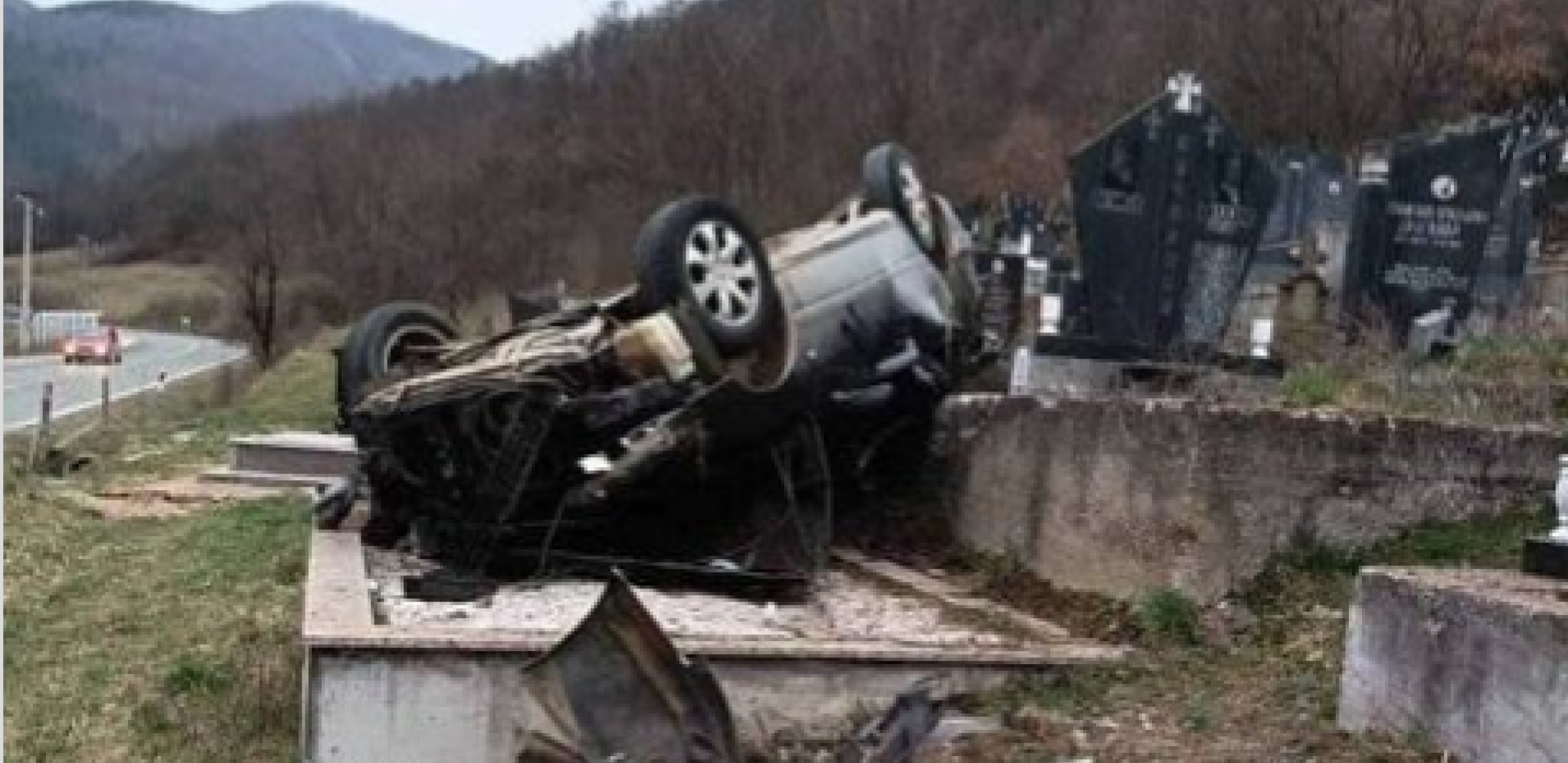 BIZARNA NESREĆA U BRUSU Srbija gleda sliku u neverici:  Prevrnuo se autom i sleteo pokojniku pravo na grob? (FOTO)