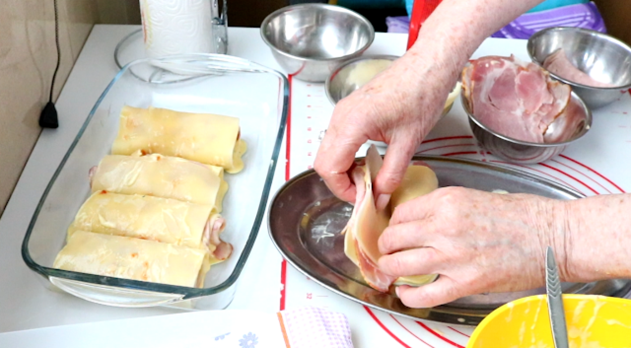 RUČAK ZA DESETKU Punjene prelivene rolnice koje će vas oduševiti (VIDEO)
