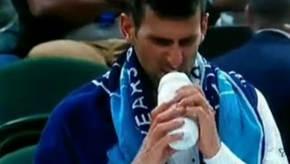DUH IZ BOCE Evo šta je Novak Đoković popio tokom meča u Parizu