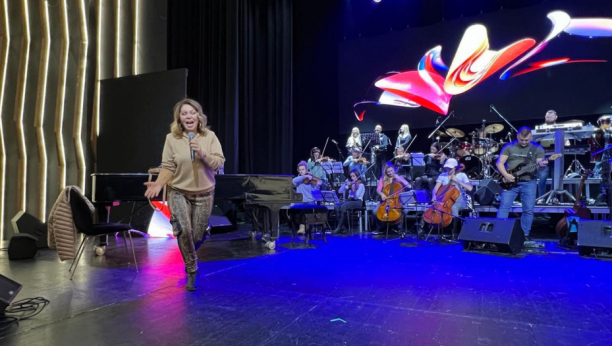 POP DIVA NEDA UKRADEN NAPUNILA MTS DVORANU! Publika uživa u vanvremenskim hitovima pevačice