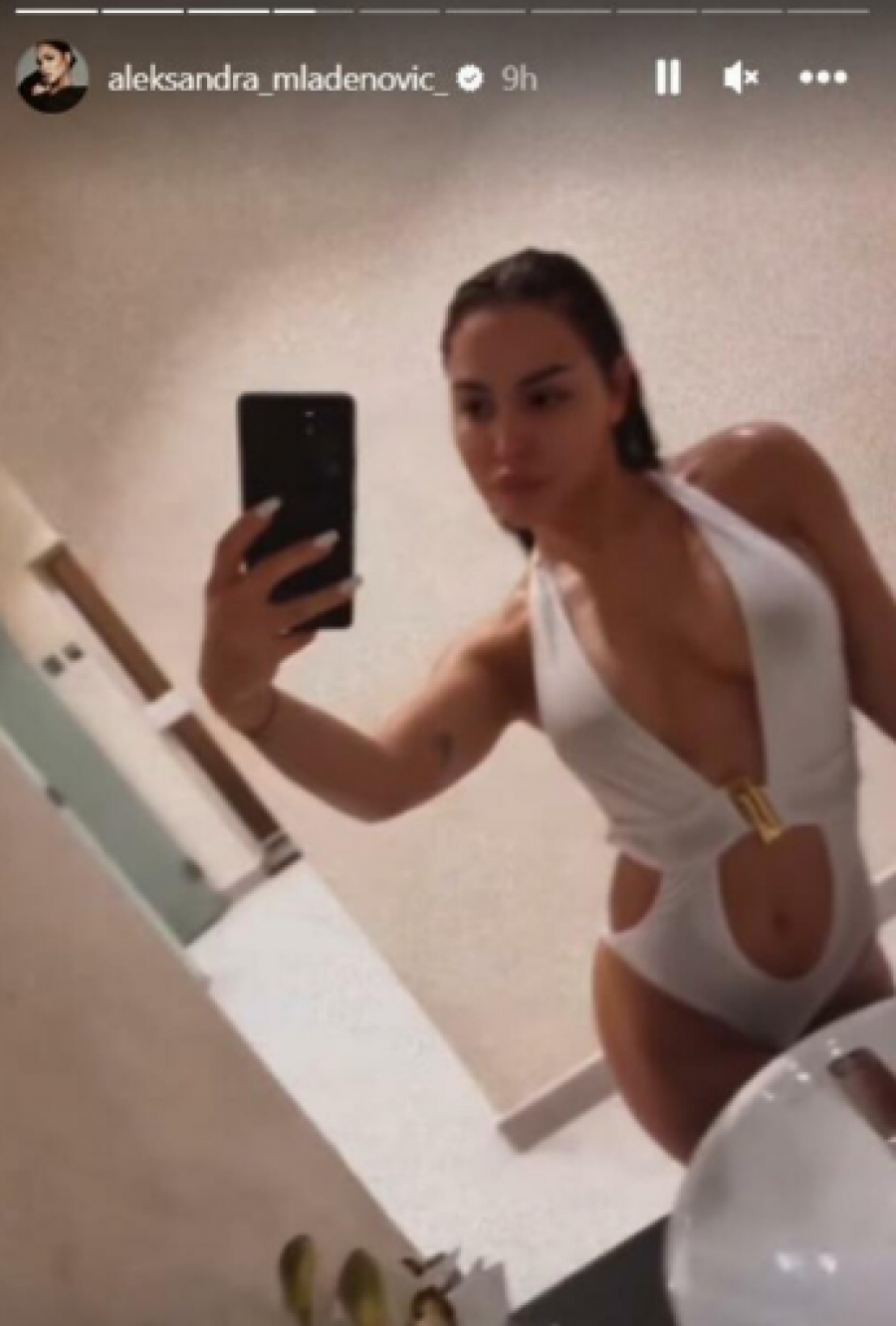 USIJALA DRUŠTVENE MREŽE Aleksandra Mladenović pozirala u bikiniju, nikad bolje nije izgledala (FOTO)