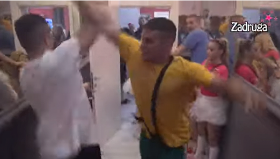 SKANDAL Bilal posle momačke večeri završio u krevetu sa Majom Kovačević, imali vrelu akciju (FOTO)