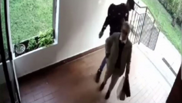 DETALJI NAPADA NA STARICU U ŽARKOVU Lopov s kačketom je udario u glavu, pa joj ukrao torbu s penzijom! (UZNEMIRUJUĆI VIDEO)