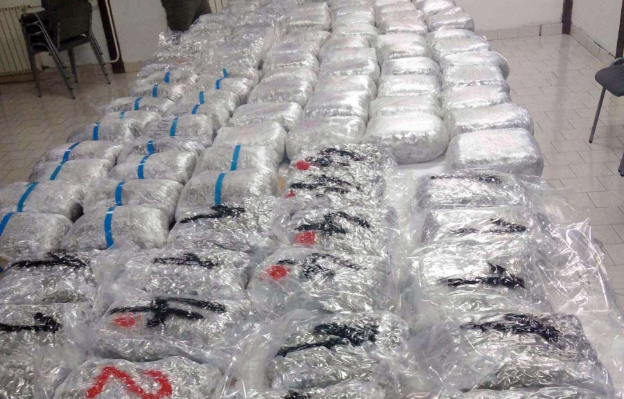 POGLEDAJTE KAKO POLICIJA HAPSI HARKO-KLAN U kući u Tutinu krili 120 kilograma droge! (FOTO/VIDEO)